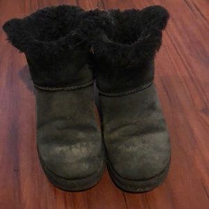 Short black uggs